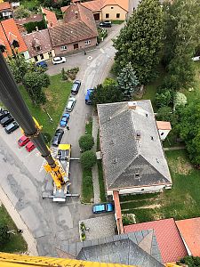 Kontrola opravené věže v Jevíčku pomocí autojeřábu Liebherr 1130