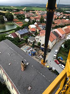 Kontrola opravené věže v Jevíčku pomocí autojeřábu Liebherr 1130
