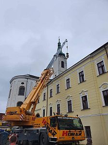 Kontrola opravené věže v Jevíčku pomocí autojeřábu Liebherr 1130