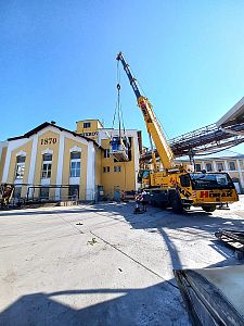 Pronájem autojeřábů s obsluhou pro montážní práce