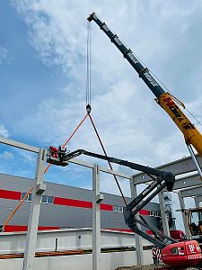 Pronájem autojeřábů s obsluhou pro montážní práce