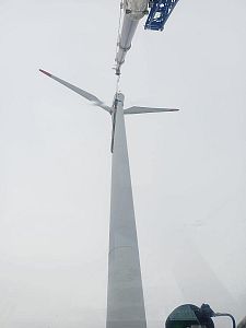 Stavba větrné elektrárny s pomocí autojeřábu