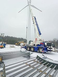 Stavba větrné elektrárny s pomocí autojeřábu