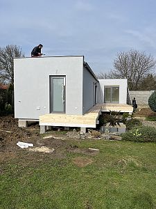 Usazení modulárního dvojdomku ve tvaru T pomocí autojeřábu