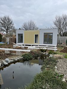 Usazení modulárního dvojdomku ve tvaru T pomocí autojeřábu