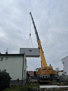 Usazení modulárního dvojdomku ve tvaru T pomocí autojeřábu